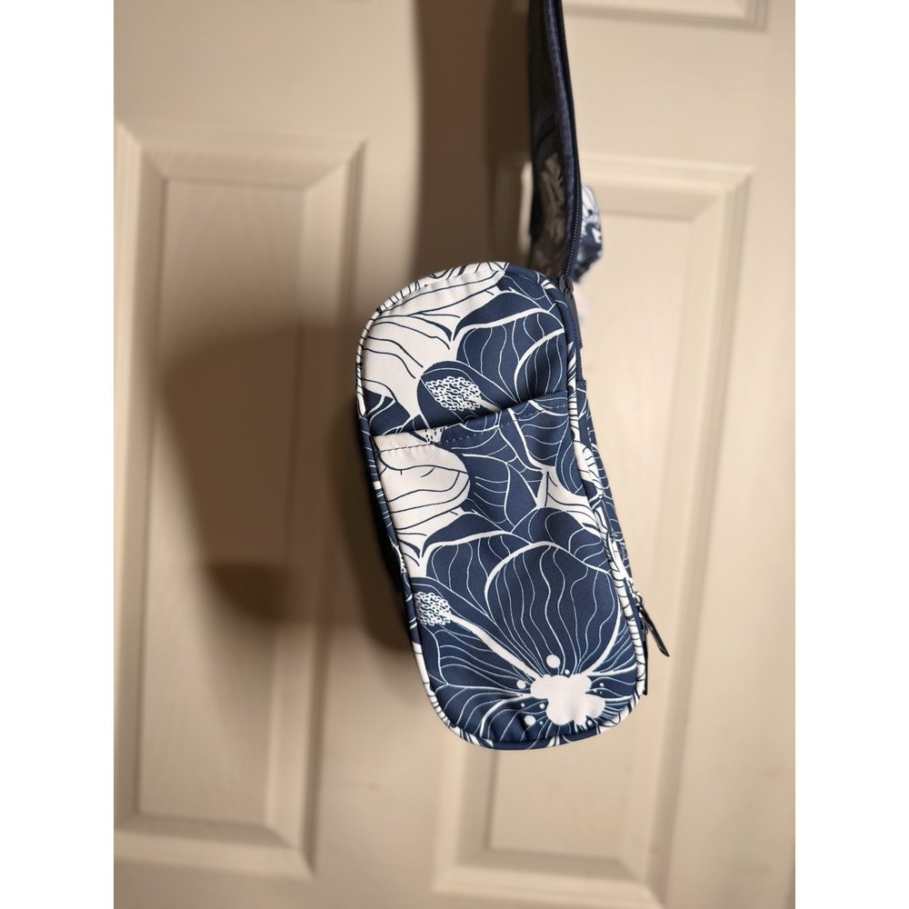 Narwey Small Hanging Travel Toiletry Bag in the Blue Lotus pattern. - Picture 2 of 6